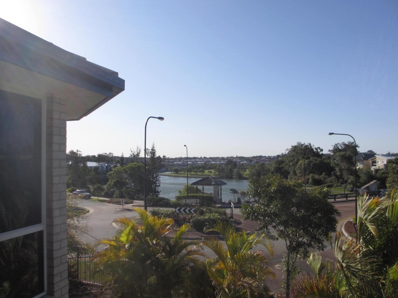 1 Moyenne Crescent, Varsity Lakes QLD 4227