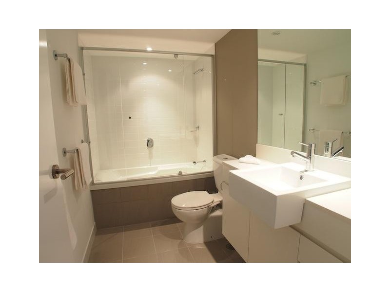 33104/9  Lawson Street, Southport QLD 4215