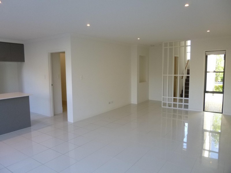 1/2 Bourton Road, Merrimac QLD 4226