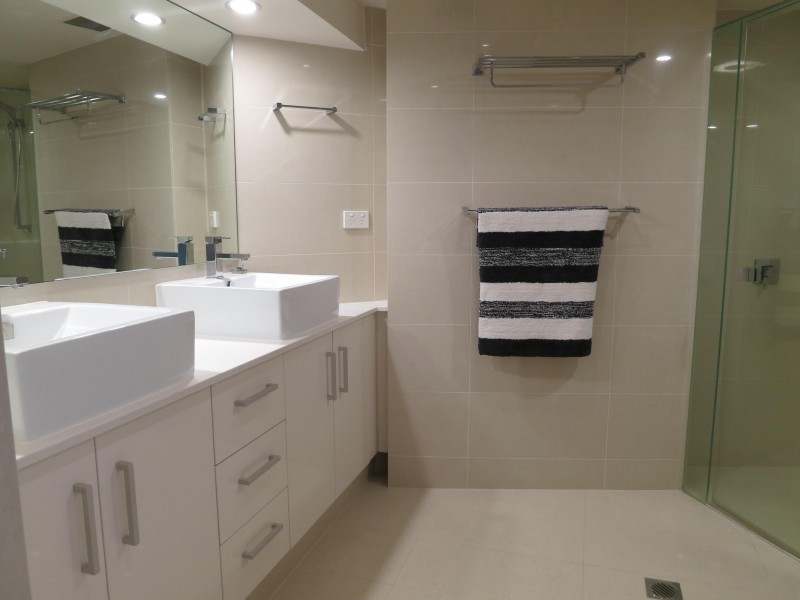 13 Cunningham Ave, Main Beach QLD 4217