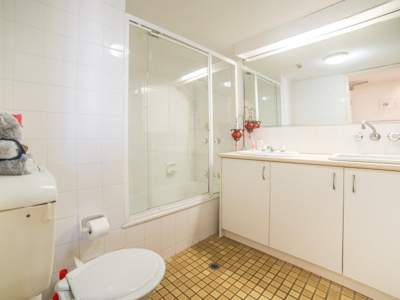 22 Armrick Avenue, Broadbeach QLD 4218