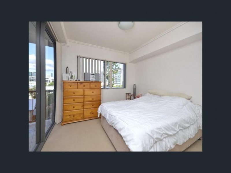1042/18 Manning Street, Milton QLD 4064