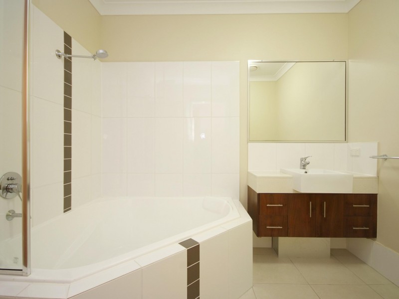 4/1-15 Robson St, Mooroobool QLD 4870