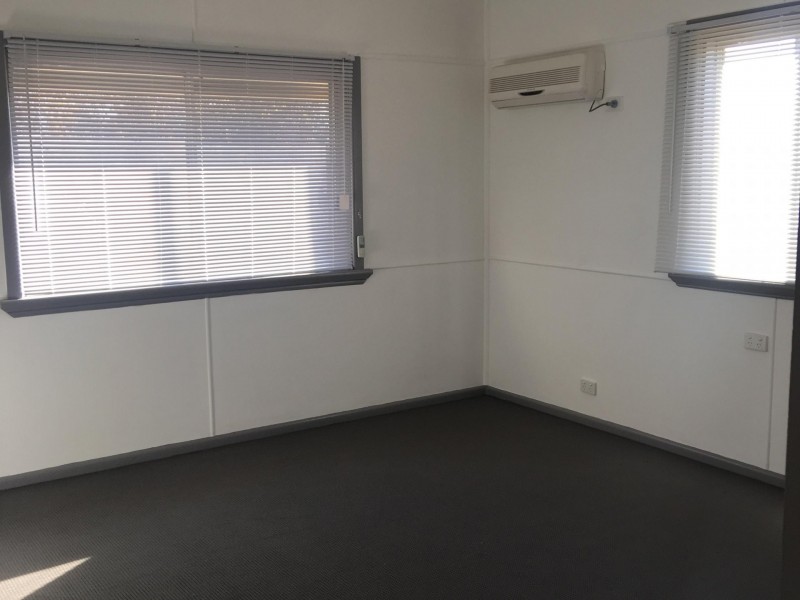 33 Charles Street, Wellington NSW 2820