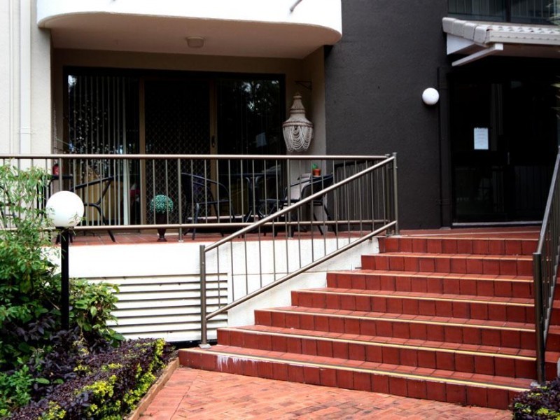 4/9  Bayview Street, Runaway Bay QLD 4216