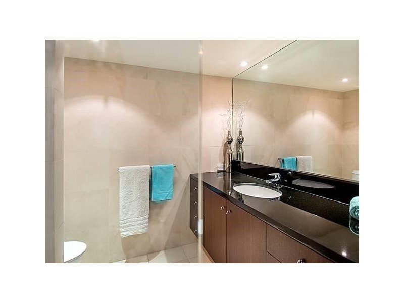 1 Peak Avenue, Main Beach QLD 4217