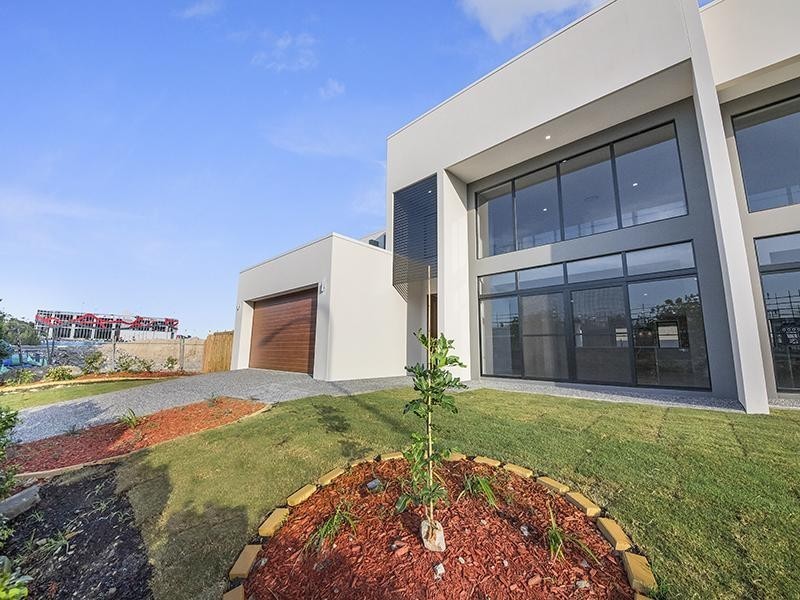 2 Heights Drive, Robina QLD 4226