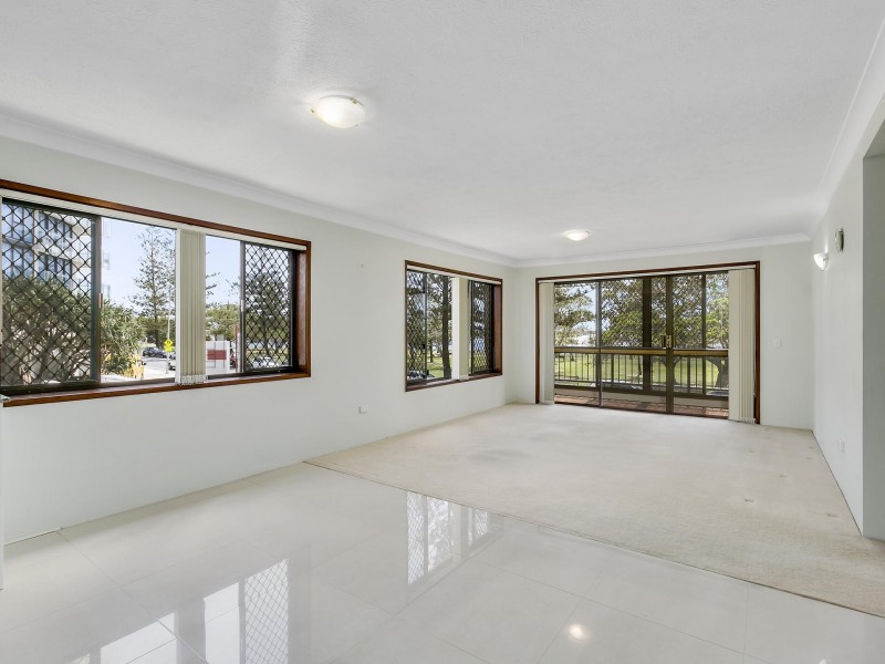 2/228  Marine Parade, Labrador QLD 4215