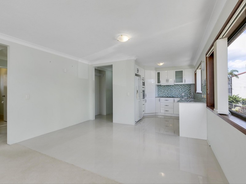 2/228  Marine Parade, Labrador QLD 4215