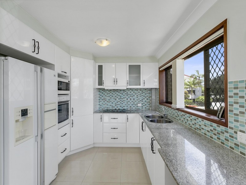 2/228  Marine Parade, Labrador QLD 4215