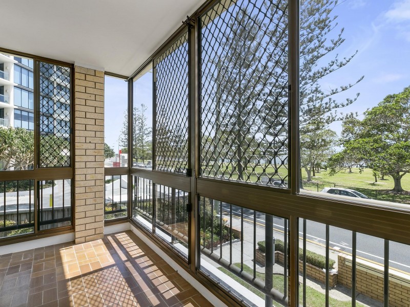 2/228  Marine Parade, Labrador QLD 4215