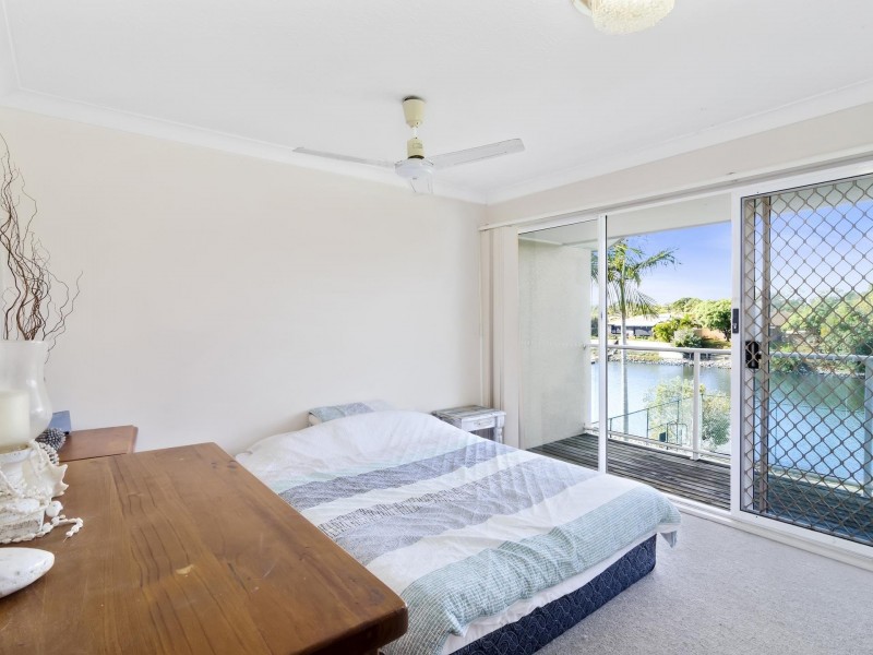 300 Cottesloe Dr, Mermaid Waters QLD 4218