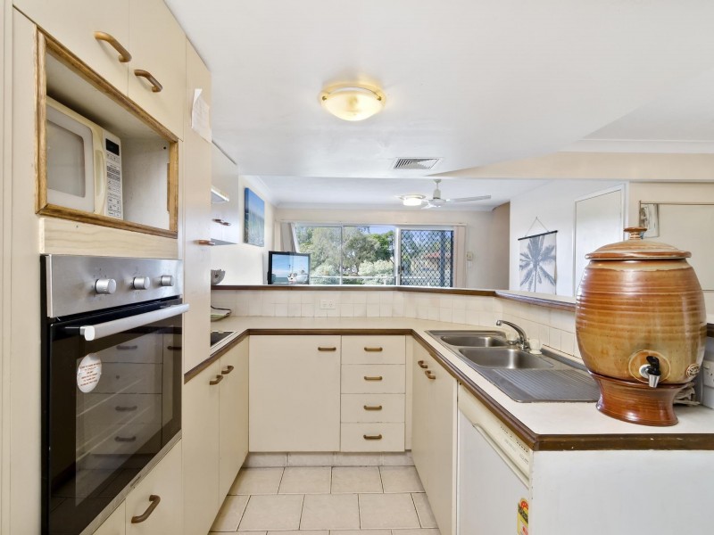 300 Cottesloe Dr, Mermaid Waters QLD 4218