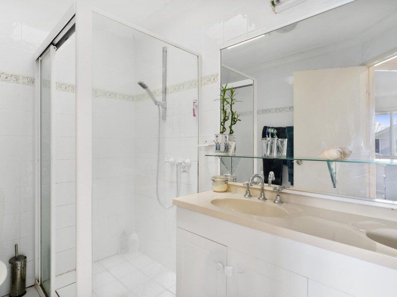 300 Cottesloe Dr, Mermaid Waters QLD 4218