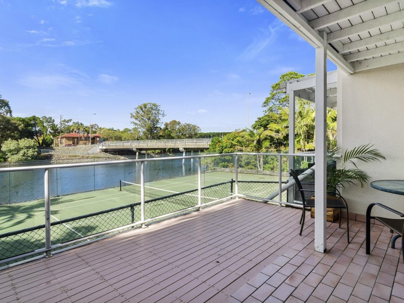 300 Cottesloe Dr, Mermaid Waters QLD 4218