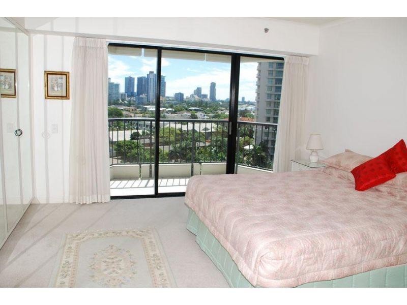 24 Breaker Street, Main Beach QLD 4217