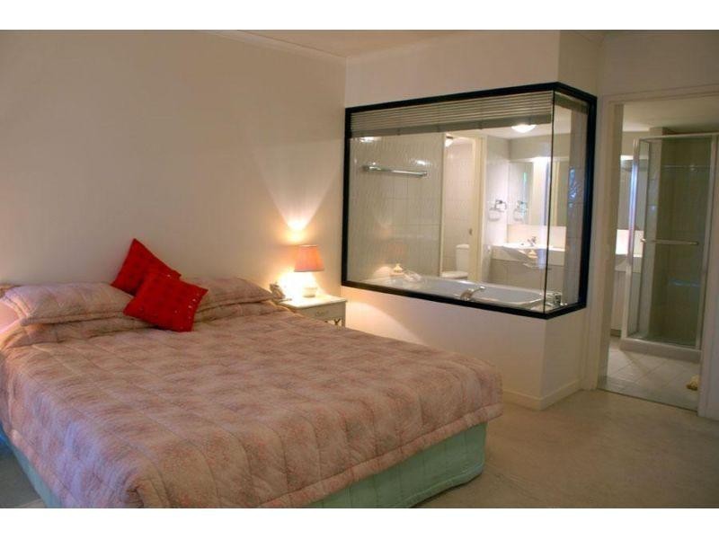 24 Breaker Street, Main Beach QLD 4217