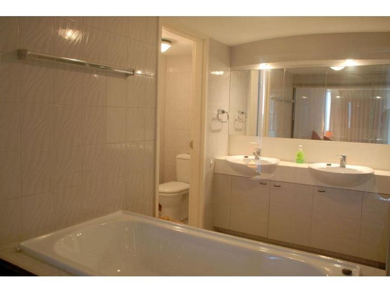 24 Breaker Street, Main Beach QLD 4217