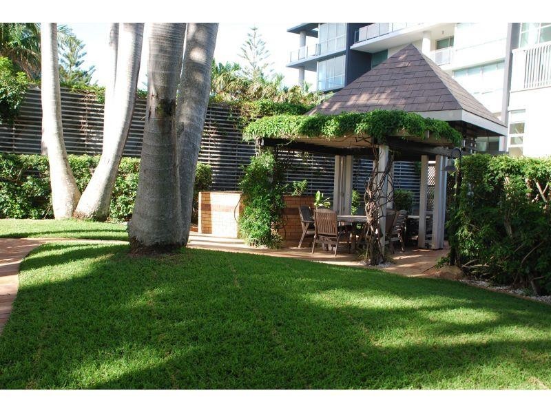 24 Breaker Street, Main Beach QLD 4217