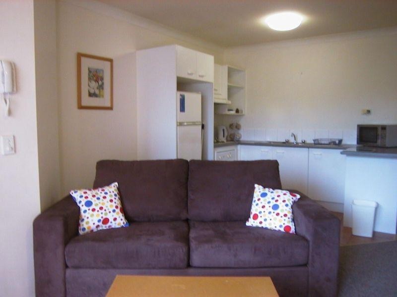 Unit/14/3-5 Barranbali Street, Chevron Island QLD 4217