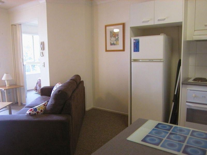 Unit/14/3-5 Barranbali Street, Chevron Island QLD 4217