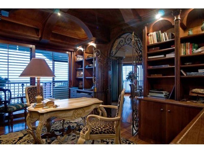 24 Breaker Street, Main Beach QLD 4217