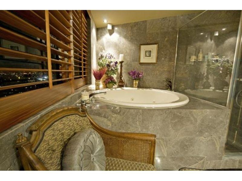 24 Breaker Street, Main Beach QLD 4217