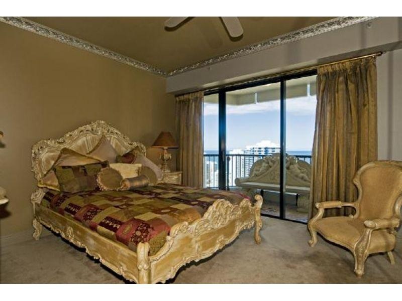 24 Breaker Street, Main Beach QLD 4217