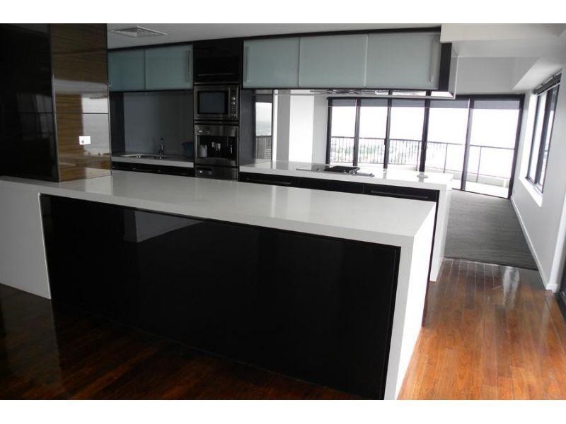 24 Breaker Street, Main Beach QLD 4217