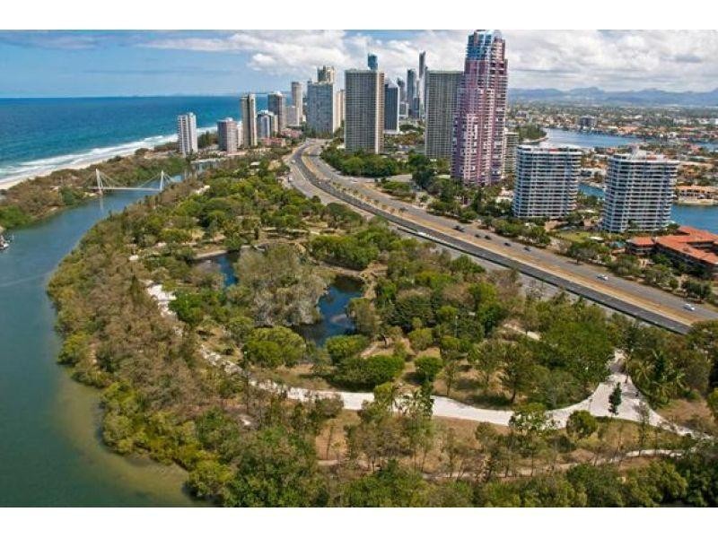 24 Breaker Street, Main Beach QLD 4217