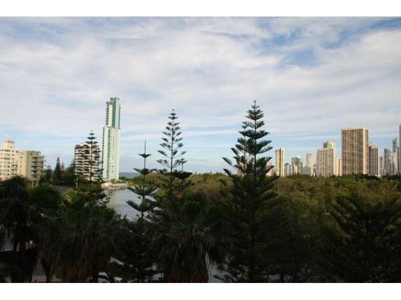 24 Breaker Street, Main Beach QLD 4217