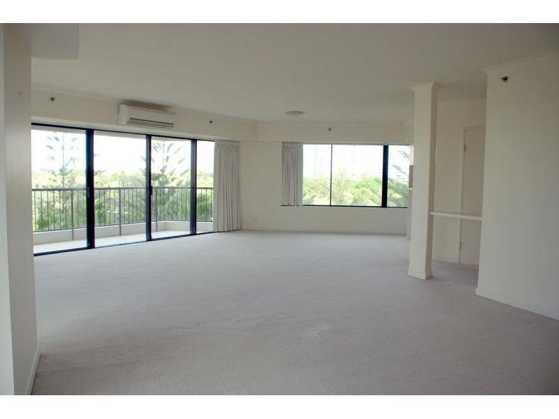 24 Breaker Street, Main Beach QLD 4217