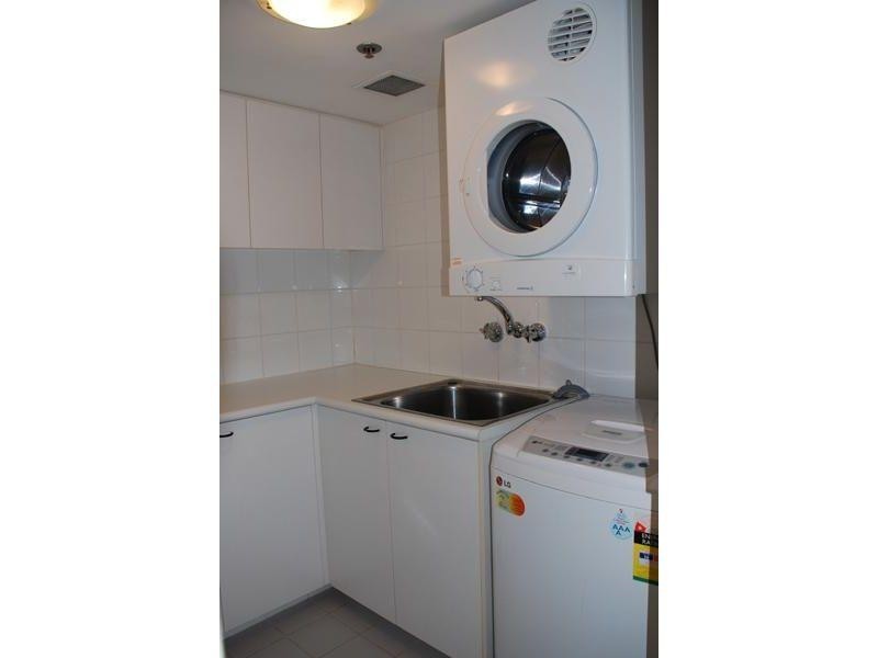 24 Breaker Street, Main Beach QLD 4217