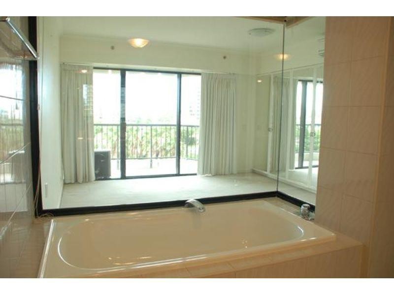 24 Breaker Street, Main Beach QLD 4217