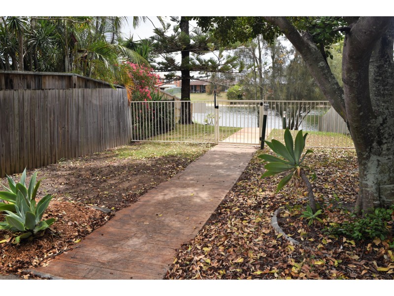 34 Albicore Street, Mermaid Waters QLD 4218