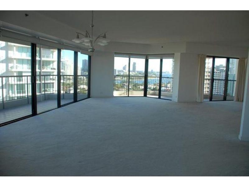 24 Breaker Street, Main Beach QLD 4217