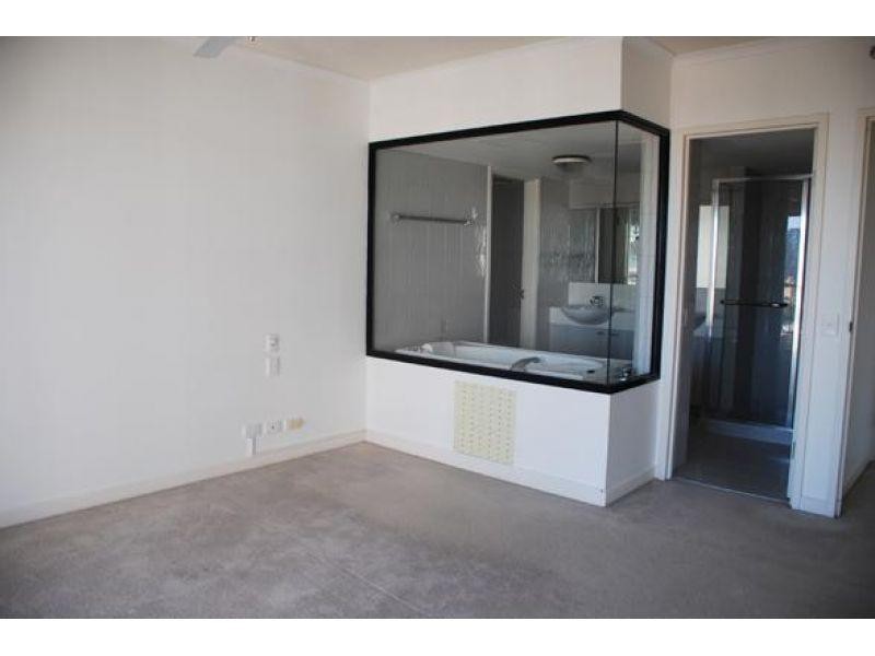 24 Breaker Street, Main Beach QLD 4217
