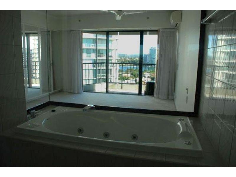 24 Breaker Street, Main Beach QLD 4217