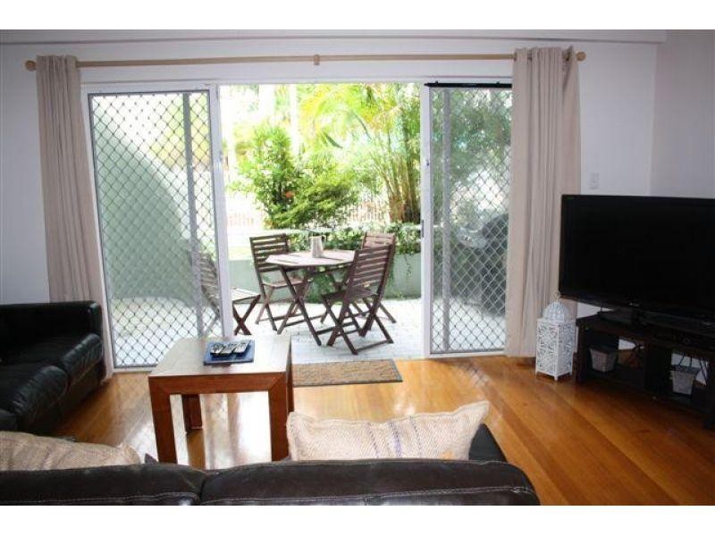 11 Breaker Street, Main Beach QLD 4217