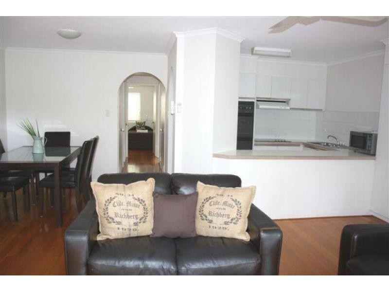 11 Breaker Street, Main Beach QLD 4217