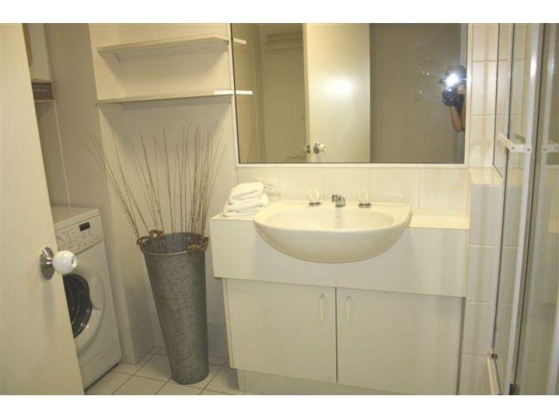 11 Breaker Street, Main Beach QLD 4217