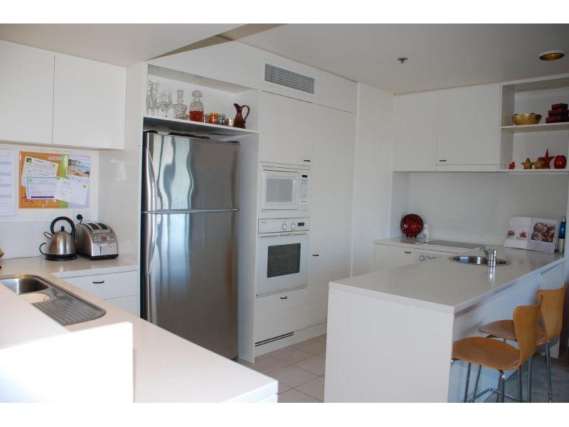 24 Breaker Street, Main Beach QLD 4217