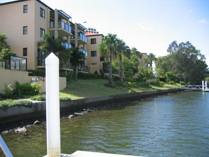 24 Slatyer Avenue, Bundall QLD 4217