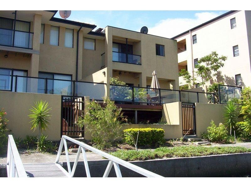 24 Slatyer Avenue, Bundall QLD 4217