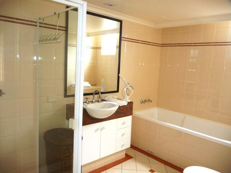 02/1-9 Hughes Avenue, Main Beach QLD 4217