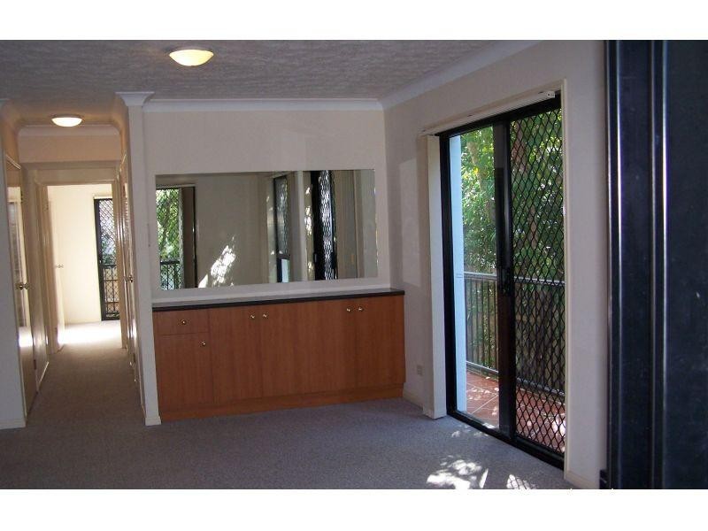 16-24 Purli Street, Chevron Island QLD 4217