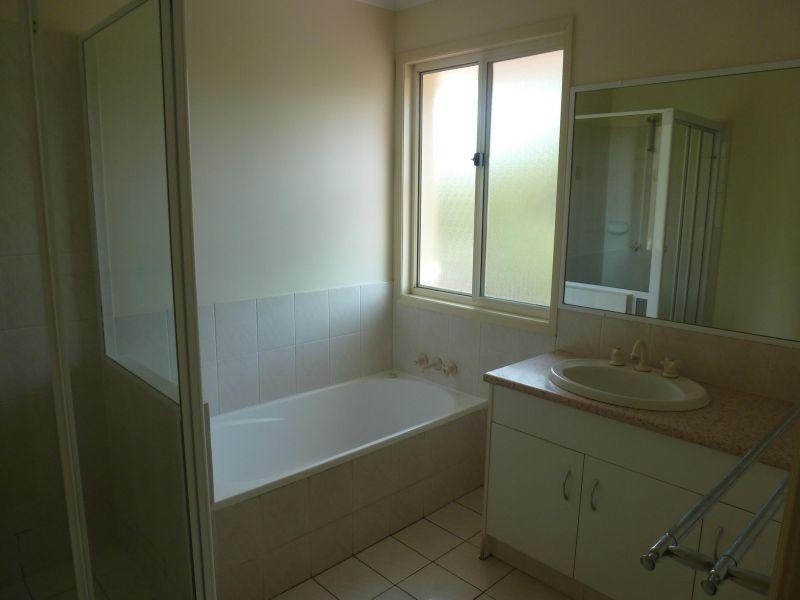 102 Alexander Drive, Highland Park QLD 4211