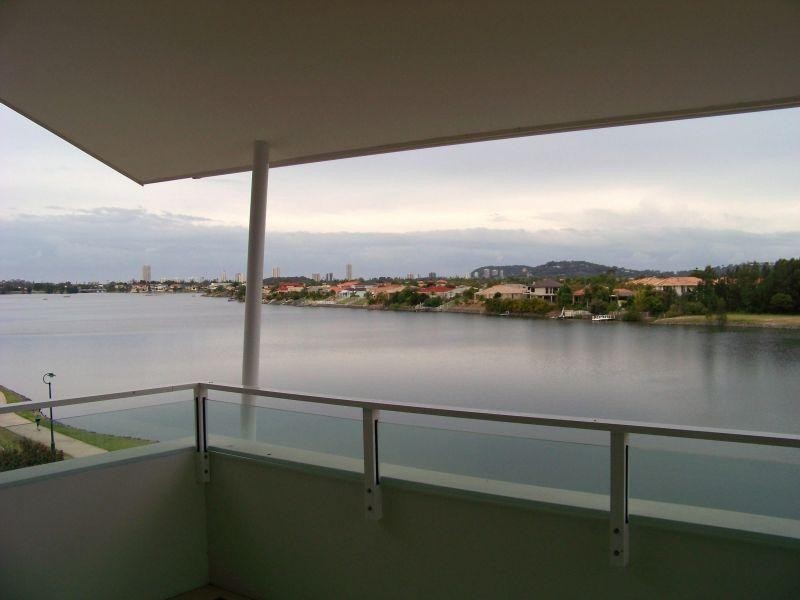 37/1 Lakefront Crescent, Varsity Lakes QLD 4227