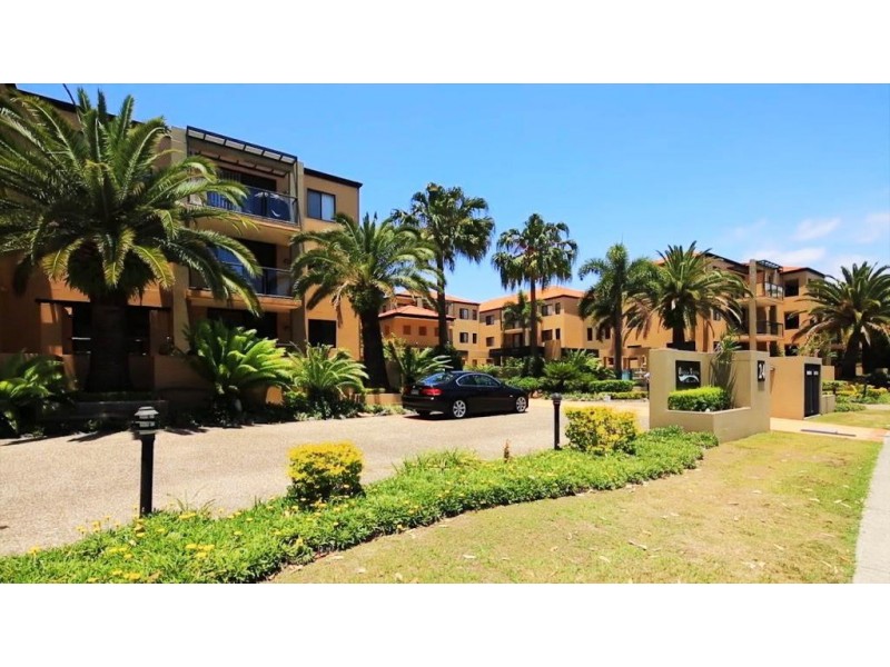 24 Slatyer Avenue, Bundall QLD 4217