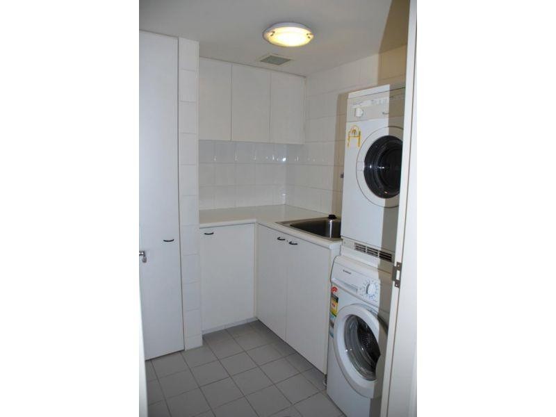 24 Breaker Street, Main Beach QLD 4217